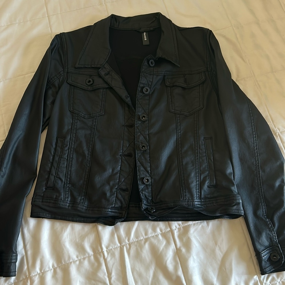 A beautiful VENTI6 black jacket. Beautiful for brunch with the girls.